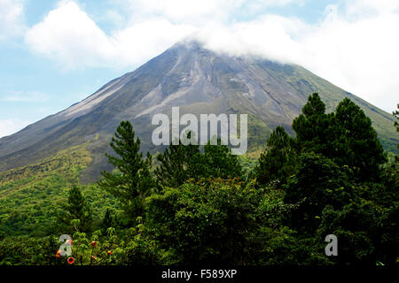 Vulkan Arenal angesehen von der Aussichtsplattform Observatory Lodge in La Fortuna, Costa Rica Stockfoto