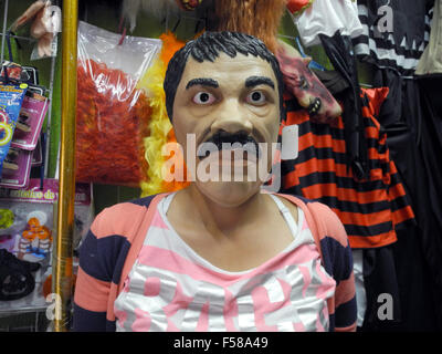 Mexico City, Mexiko. 27. Oktober 2015. Die Maske des mexikanischen Rauschgift Kingpin Joaquín "El Chapo" Guzman in einem Markt in Mexiko-Stadt, Mexiko, 27. Oktober 2015. Der flüchtigen Drogenbaron schaltet sich in diesem Jahr neben Vampire, Zombies und Hexen auf Halloween-Partys. Die Masken der schnauzbärtige Anführer des Kartells sind die Bestseller in den Märkten von Mexiko-Stadt. Foto: CARMEN PENA/Dpa/Alamy Live News Stockfoto