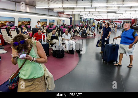 Madrid Spanien, Europa, Spanisch, lateinamerikanisch-lateinamerikanische Minderheit von Einwanderern, Arganzuela, Estacion de Madrid Atocha, Madrid Puerta de Atocha, ra Stockfoto