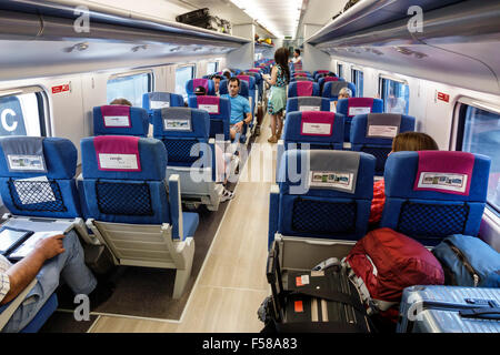 Madrid Spanien, Hispanic Arganzuela, Estacion de Madrid Atocha, Madrid Puerta de Atocha, Bahnhof, innen, Bahnsteig, Zug, Passenge Stockfoto