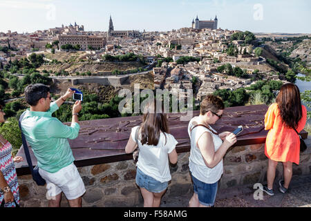 Toledo Spanien, Europa, Spanisch, Hispanic World Heritage Site, Mirador Del Valle, Zocotren, Straßenbahnhaltestelle, Blick, Skyline, Alcazar, Panoramablick, Spanien15070 Stockfoto