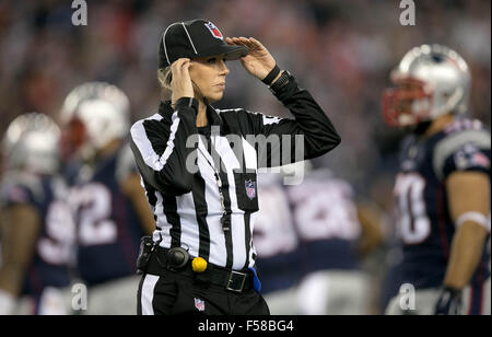 Foxborough, Massachusetts, USA. 29. Oktober 2015. Linienrichter Sarah Thomas passt ihren Hut am Gillette Stadium in Foxborough, Massachusetts am 29. Oktober 2015. Bildnachweis: ZUMA Press Inc/Alamy Live-Nachrichten Stockfoto