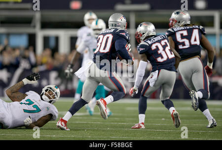 Foxborough, Massachusetts, USA. 29. Oktober 2015. New England Patriots Cornerback Duron Harmon (30) gibt eine Interception wie Miami Dolphins Billy Turner (77) zu schützen versucht, einen Zweikampf im Gillette Stadium in Foxborough, Massachusetts am 29. Oktober 2015 zu machen. Bildnachweis: ZUMA Press Inc/Alamy Live-Nachrichten Stockfoto