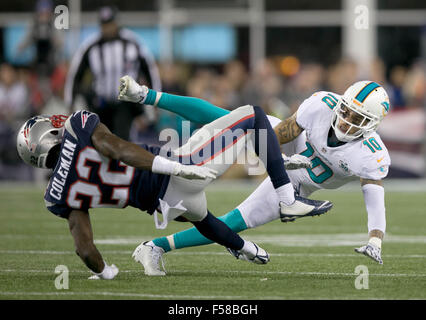 Foxborough, Massachusetts, USA. 29. Oktober 2015. New England Patriots Cornerback Justin Coleman (22) kollidiert mit Miami Dolphins Wide Receiver Kenny Stills (10) auf einen Pass spielen im Gillette Stadium in Foxborough, Massachusetts am 29. Oktober 2015 abgefangen durch die New England Patriots Cornerback Duron Harmon (30). Bildnachweis: ZUMA Press Inc/Alamy Live-Nachrichten Stockfoto