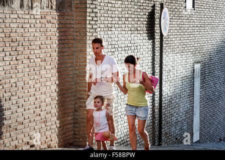 Toledo Spanien, Europa, Spanisch, Hispanic World Heritage Site, historisches Zentrum, Backsteinmauer, Mann Männer männlich, Frau weibliche Frauen, Mädchen, Youngster, Kinder Stockfoto