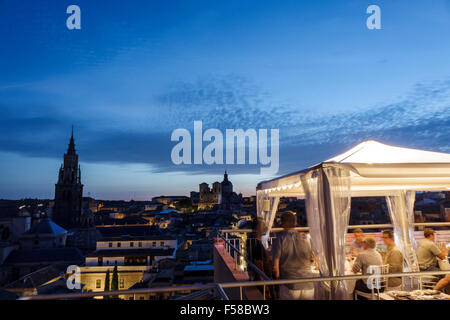 Spanien, Hispanic Ethnic Restaurante Carlos V, Hotel, Restaurant Restaurants Essen Essen Essen Café Cafés, Terrasse, teraza, Dach, Aussicht, Kirche von San Ildefonso, dom Stockfoto