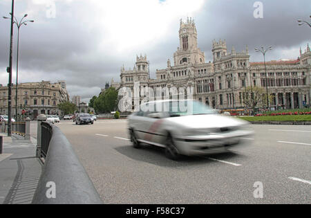 Taxi-Überquerung der Plaza de Cibeles in Madrid, Spanien. Langzeitbelichtung, Bewegungsunschärfe Stockfoto