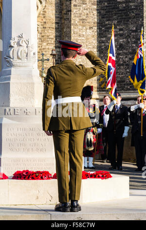 England, Ramsgate. Erinnerung Sonntag. Senior British Army Officer, von hinten gesehen, stehen und Salutierte am Ehrenmal in hellem Sonnenlicht. Stockfoto