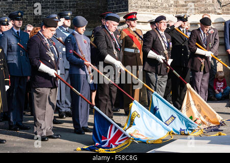 England, Ramsgate. Erinnerung Sonntag. Ex-Soldaten, Soldaten an Aufmerksamkeit stehen in einer Linie, mit gesenkten Fahnen bei Stille. Stockfoto