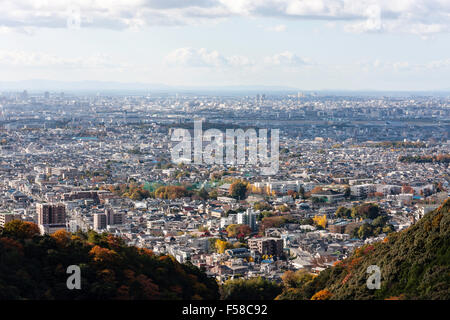 Japan berühmten malerischen Blick von den Bergen bei Mino von Osaka City ausbreitende an der Küste mit dem Yodo Fluss fließt. Blauer Himmel mit Wolken. Stockfoto