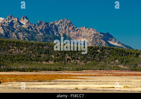 Sawtooth Mountains, Seitenmoräne und Lachsfluss Anliegerstaaten Korridor in Sawtooth Valley, Idaho Stockfoto