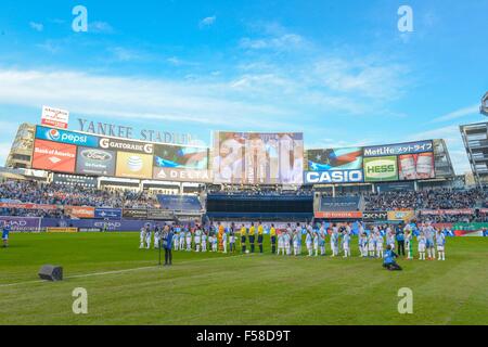 Bronx, New York, USA. 25. Oktober 2015. Zwei team-Gruppe Line-up, 25. Oktober 2015 - Fußball: Schiedsrichter und Spieler hören Sie die Nationalhymne vor der Major League Soccer match zwischen New York City FC 1-3 New England Revolution im Yankee Stadium in der Bronx, New York, Vereinigte Staaten von Amerika. Bildnachweis: Hiroaki Yamaguchi/AFLO/Alamy Live-Nachrichten Stockfoto