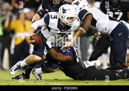 29. Oktober 2015: TCU Horned Frogs defensive End Bryson Henderson (92) Säcke West Virginia Mountaineers quarterback Skyler Howard (3) während der ersten Hälfte der NCAA Football-Spiel zwischen der West Virginia Mountaineers und die TCU gehörnte Frösche Amon G. Carter Stadium, ft. Worth, Texas. Shane Roper/CSM Stockfoto
