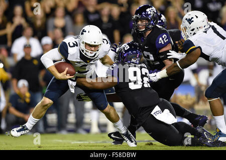 29. Oktober 2015: TCU Horned Frogs defensive End Bryson Henderson (92) Säcke West Virginia Mountaineers quarterback Skyler Howard (3) während der ersten Hälfte der NCAA Football-Spiel zwischen der West Virginia Mountaineers und die TCU gehörnte Frösche Amon G. Carter Stadium, ft. Worth, Texas. Shane Roper/CSM Stockfoto