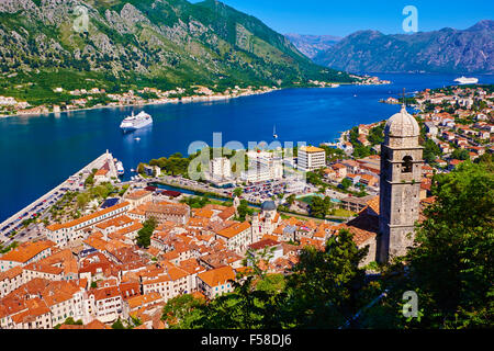 Montenegro, Adria-Küste, die Bucht von Kotor, Kotor, erhöhten Blick über die Altstadt, Fjord und Berge von den Wänden des Koto Stockfoto