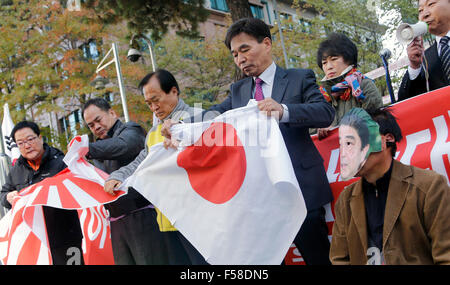 Seoul, Südkorea. 30. Okt, k 2015. Aktivisten aus der nationalen Solidarität zu verteidigen Dokdo reißen japanische Flaggen als Aktivistin (R) trägt eine Maske, die ähnlich der japanische Premierminister Shinzo Abe während eines Anti-Japan-Protests in der Nähe der japanischen Botschaft in Seoul, Südkorea. Der japanische Premierminister Shinzo Abe und der chinesische Ministerpräsident Li Kequiang wird Seoul um Gipfel Gespräche mit südkoreanischen Präsidenten Park Geun-Hye vom 31. Oktober - 2. November 2015 besuchen. Bildnachweis: Lee Jae-Won/AFLO/Alamy Live-Nachrichten Stockfoto