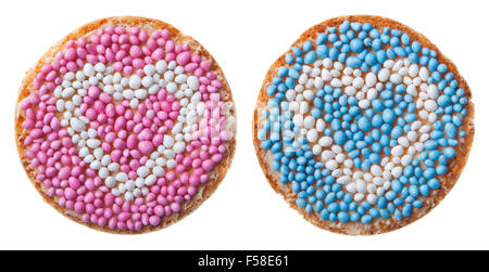 "Beschuit met Muisjes", eine traditionelle Behandlung zur Feier der Geburt eines Kindes in den Niederlanden. Verziert mit einem Herzen, rosa f Stockfoto