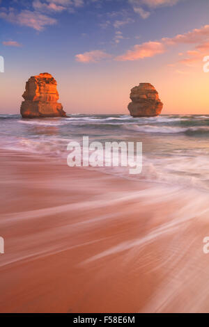 Die zwölf Apostel entlang der Great Ocean Road, Victoria, Australien. Am Sonnenuntergang fotografiert. Stockfoto