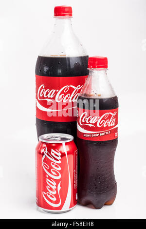 KUALA LUMPUR, MALAYSIA - 31. OKTOBER 2015. Coca Cola trinkt. Stockfoto