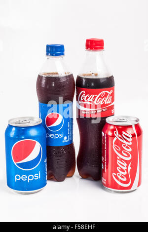 KUALA LUMPUR, MALAYSIA - 31. OKTOBER 2015. Pepsi und Coca-Cola-Getränke. Stockfoto