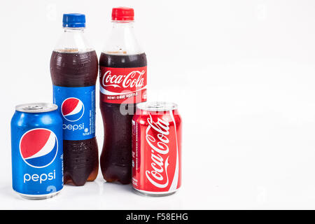 KUALA LUMPUR, MALAYSIA - 31. OKTOBER 2015. Pepsi und Coca-Cola-Getränke. Stockfoto