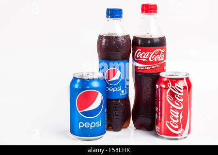 KUALA LUMPUR, MALAYSIA - 31. OKTOBER 2015. Pepsi und Coca-Cola-Getränke. Stockfoto