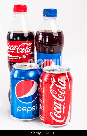 KUALA LUMPUR, MALAYSIA - 31. OKTOBER 2015. Pepsi und Coca-Cola-Getränke. Stockfoto