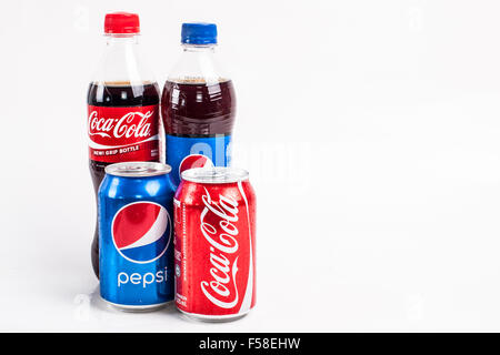 KUALA LUMPUR, MALAYSIA - 31. OKTOBER 2015. Pepsi und Coca-Cola-Getränke. Stockfoto