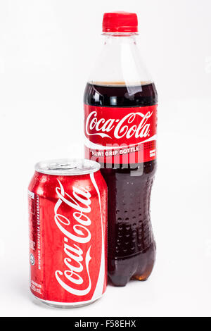 KUALA LUMPUR, MALAYSIA - 31. OKTOBER 2015. Coca Cola-Getränke. Stockfoto