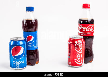 KUALA LUMPUR, MALAYSIA - 31. OKTOBER 2015. Pepsi und Coca-Cola-Getränke. Stockfoto