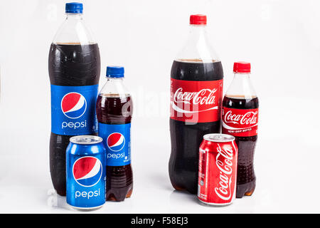 KUALA LUMPUR, MALAYSIA - 31. OKTOBER 2015. Pepsi und Coca-Cola-Getränke. Stockfoto