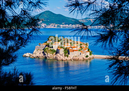 Montenegro, Adria-Küste, die Bucht von Budva, Insel Sveti Stefan (St. Stephan), einst ein Fischerdorf, jetzt ein Luxus-Hotel-kompl. Stockfoto