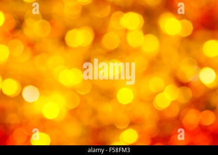 abstrakte unscharfen Hintergrund - gelb und rot Flackern Xmas Lichter Bokeh Girlanden am Weihnachtsbaum Stockfoto