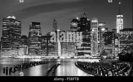 Schwarz / weiß Foto von Manhattan am Wasser in der Nacht, New York City, USA. Stockfoto