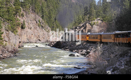 Schmalspur Dampfeisenbahn von Durango nach Silverton läuft neben der Animas River den San Juan Mountains, Colorado, USA Stockfoto