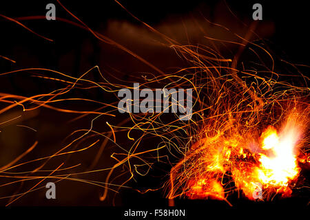 Abstrakte Natur: Langzeitbelichtung Foto von camp Funken Feuer Stockfoto
