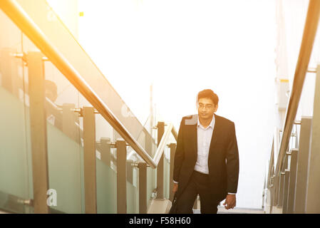 Asiatische indische corporate Geschäftsmann im Anzug mit Aktentasche aufsteigender Schritte. Stockfoto