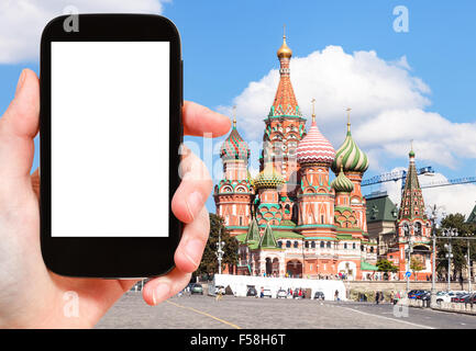 Reisekonzept - Hand hält Smartphone mit Bildschirm und St. Basil Kathedrale auf Moscoe rotes Quadrat auf Hintergrund ausschneiden Stockfoto