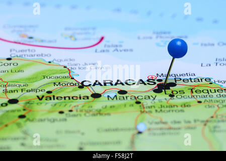 Caracas, fixiert auf einer Karte von Amerika Stockfoto