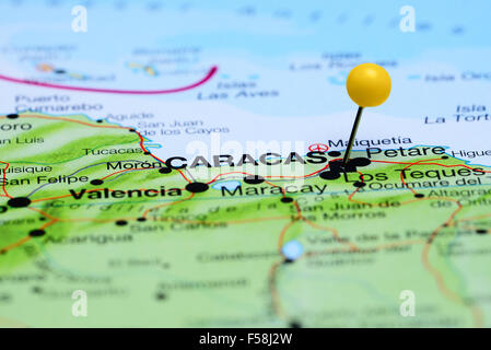 Caracas, fixiert auf einer Karte von Amerika Stockfoto