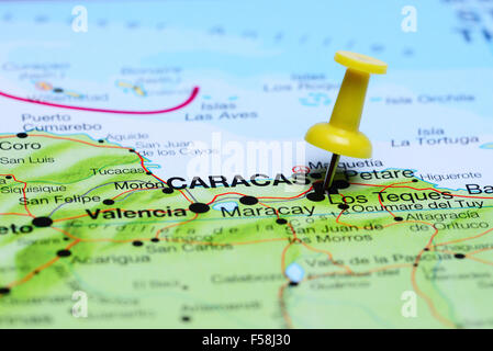 Caracas, fixiert auf einer Karte von Amerika Stockfoto