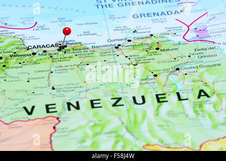 Caracas, fixiert auf einer Karte von Amerika Stockfoto