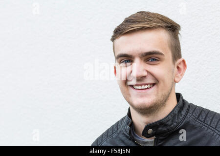 Porträt Pose von einem jungen Mann hinter einem weißen Hintergrund. Close Up. Stockfoto