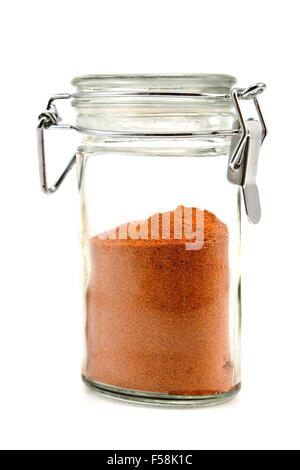 Paprika-Pulver in Glas isoliert auf weiss Stockfoto