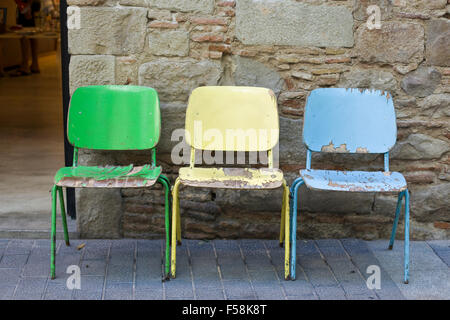 Abgeplatzte Farbe auf alte bunte Holzstühle auf der Straße Stockfoto