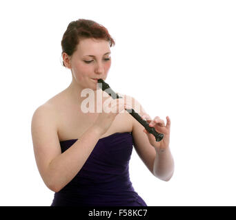 Schöne Teenager-Mädchen spielen einen Kunststoff-Recorder, März 2013 Stockfoto