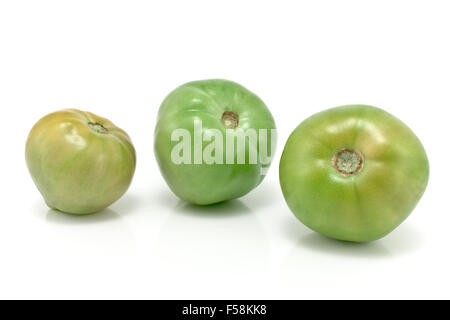 Drei grüne Tomaten, isoliert auf weiss Stockfoto