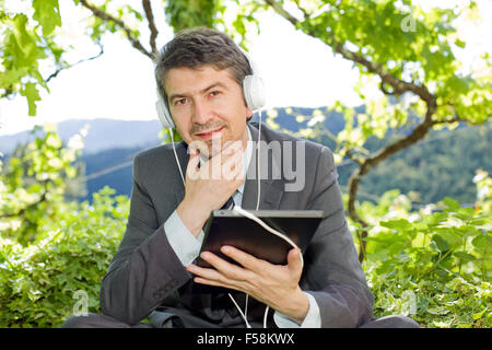 glücklich Kaufmann mit digital-Tablette, im freien Stockfoto