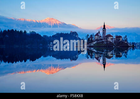 Slowenien, Bled, Bleder See und die Julischen Alpen, Kirche Mariä Himmelfahrt Stockfoto