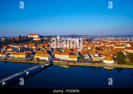 Stadt an den Ufern des Flusses Drau, Luftaufnahme, Ptuj, untere Steiermark, Slowenien Stockfoto